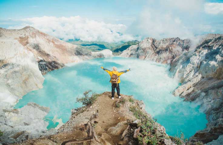 Trekking khám phá ‘hồ axit lớn nhất thế giới’ tại Indonesia