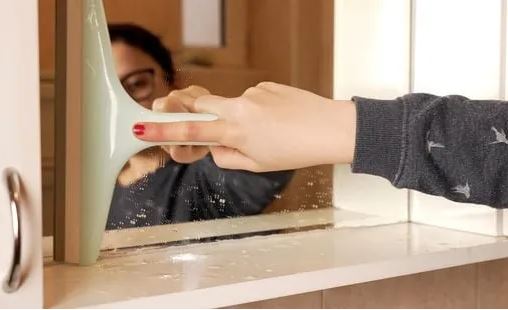Gương, kính trong nhà tắm bám cặn bẩn: Lấy thứ nước này lau nhẹ là sáng bóng như mới