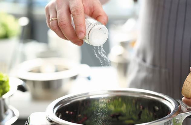 Nấu ăn lỡ cho nhiều muối đừng vội thêm nước, bỏ thứ này vào nồi giúp món ăn hết mặn lại tròn vị