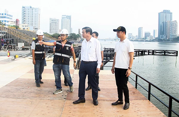 Chủ tịch UBND TP Đà Nẵng Lê Trung Chinh thị sát tình hình thi công sân khấu và khán đài phục vụ DIFF 2023