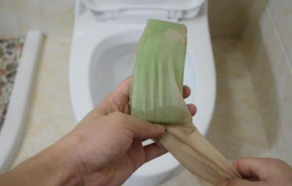 Lấy chiếc tất cũ thả vào bồn cầu: Biết lợi ích tuyệt vời của việc này, ai cũng muốn học theo