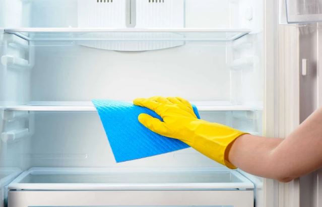 Lau tủ lạnh bằng nước lã là chưa đủ: Hòa thứ này vào nước, vừa an toàn, hết mùi hôi lại sạch khuẩn