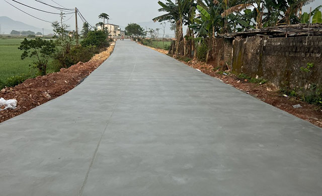 Nhờ sự nỗ lực góp sức của nhân dân nhiều tuyến đường đất ở xã Nghi Tiến được thay thế bằng bê tông hóa rộng rãi.