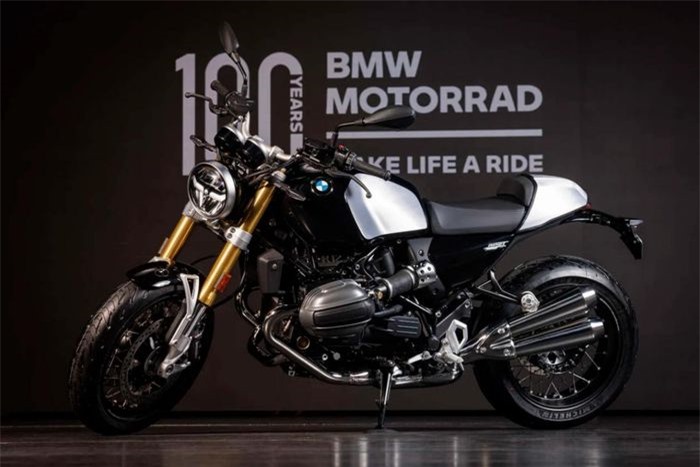 Motorrad R12 nineT 2023 của nhà BMW sẽ được ra mắt để đánh dấu cột mốc “100 năm kỷ niệm BMW Motorrad” và thay thế mẫu R nineT hiện tại có giá 99.500 MYR (khoảng 523 triệu đồng).