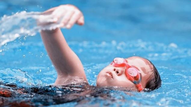 Đi bơi mùa hè: 7 lợi ích khiến bạn không nên chần chừ, từ đốt mỡ đến khỏe thân