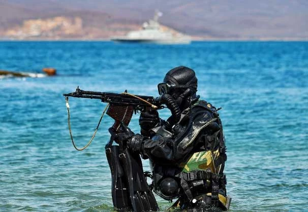APS là một loại súng trường tấn công sử dụng để tác chiến dưới mặt nước.