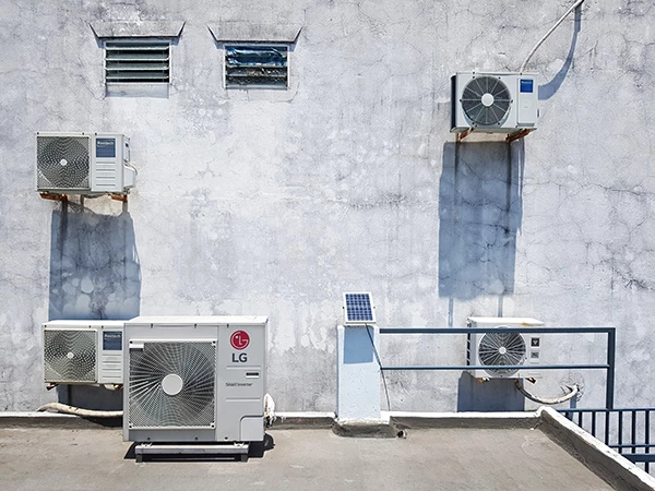 nhiệt độ môi trường cao đã tác động trực tiếp đến dàn nóng, khiến máy lạnh hoạt động nặng nề hơn nên lượng điện năng tiêu thụ gia tăng rất lớn