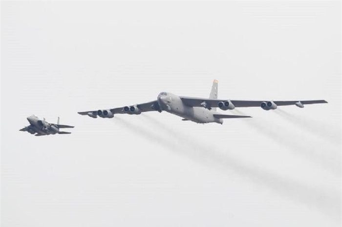 Một chiếc B-52H của Không quân Mỹ và F-15K Slam Eagle của Hàn Quốc bay qua Căn cứ Không quân Osan, tháng 1/2016.