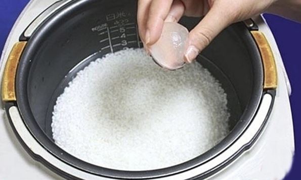 Thả 2 viên đá lạnh vào nồi cơm, kết quả sẽ khiến bạn bất ngờ