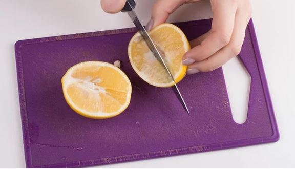 Bổ đôi quả chanh rồi vắt là ‘sai bét’: Làm theo cách này mới đúng chuẩn, nước nhiều gấp đôi