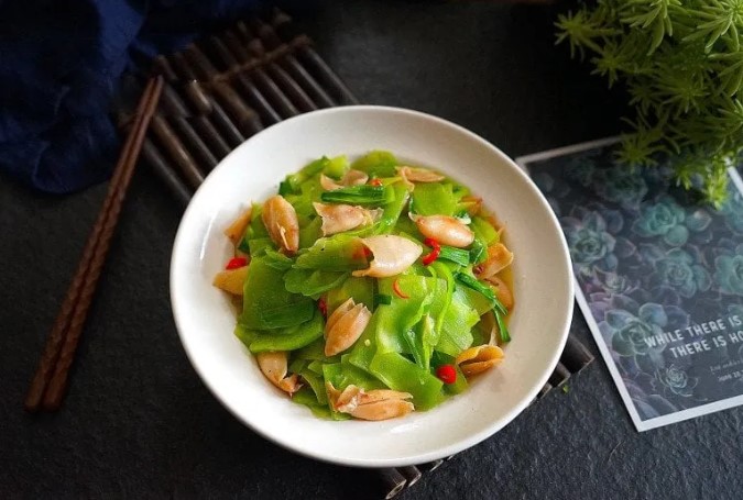 Loại rau tưởng chỉ ăn lá hóa ra phần thân cũng rất ngon lại còn giàu canxi