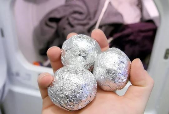 Vo viên giấy bạc rồi bỏ vào máy giặt: Quần áo giặt xong có sự khác biệt lớn, ai cũng muốn học theo