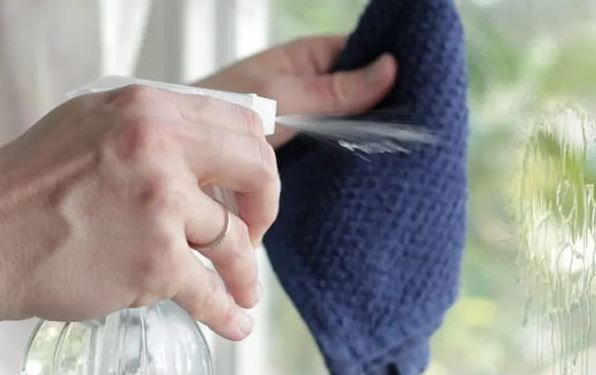 Lau cửa kính theo cách này, chỉ 5 phút là sáng bóng như gương