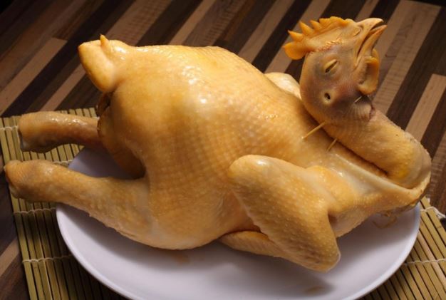 Luộc gà cứ làm đúng bước này đảm bảo da vàng giòn, thịt không bị đỏ