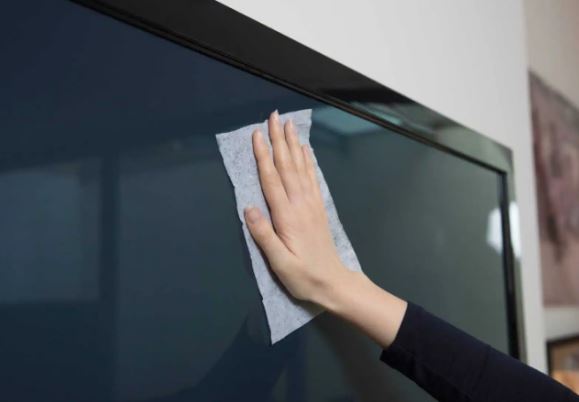Lau màn hình TV đừng dùng giấy ăn hay nước lã: Làm theo cách này vừa sạch bụi bẩn vừa an toàn