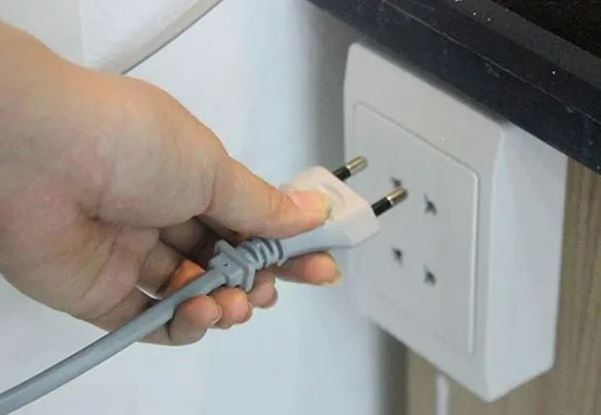Có cần rút phích máy giặt sau khi dùng xong: Làm đúng giúp máy xài bền, an toàn
