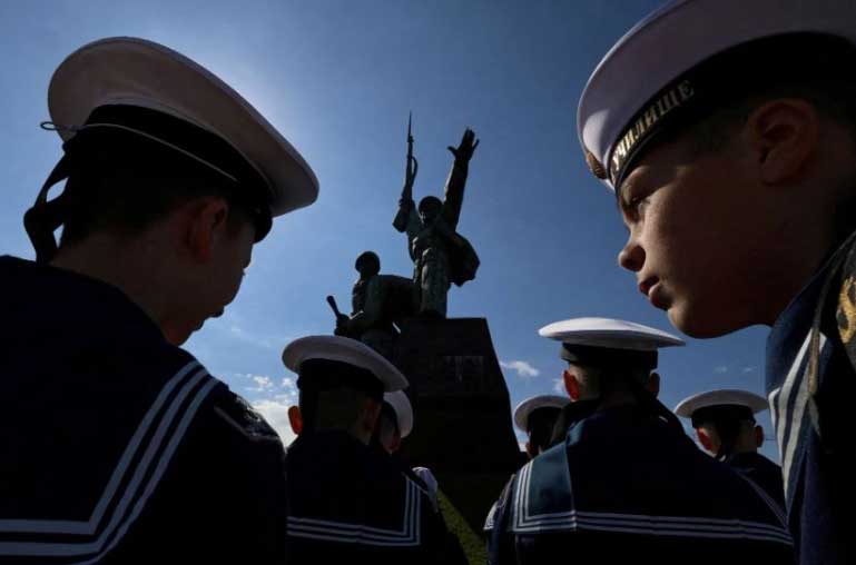 Các học viên của Trường Hải quân Nakhimov Nga tham dự buổi lễ Ngày Chiến thắng, đánh dấu kỷ niệm chiến thắng Đức Quốc xã trong Thế chiến thứ hai, tại Sevastopol, Crimea. Ảnh: Reuters