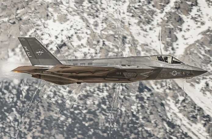 Hình ảnh sóng xung kích bẻ cong ánh sáng quanh F-35C