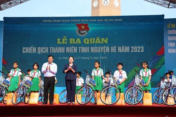 Phó Chủ tịch nước Võ Thị Ánh Xuân và Bí thư Tỉnh ủy Cà Mau Nguyễn Tiến Hải trao xe đạp cho học sinh nghèo có hoàn cảnh khó khăn.