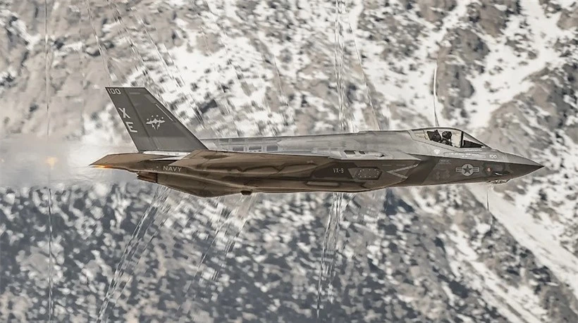Hình ảnh kinh ngạc chiếc F-35C tạo nên.