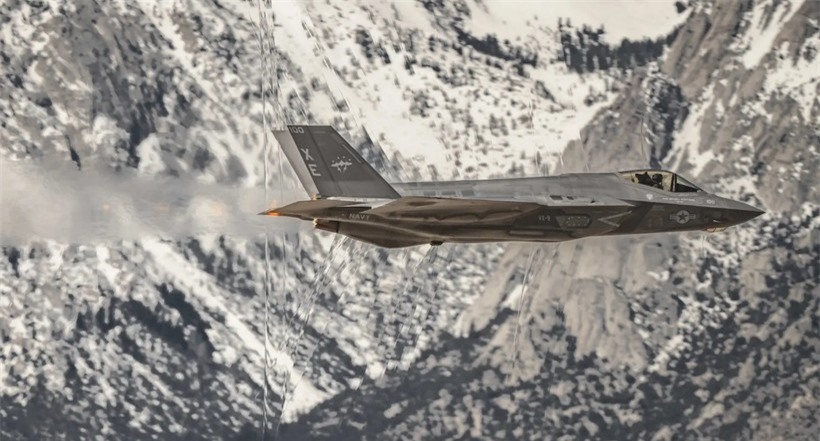 Hình ảnh sóng xung kích bẻ cong ánh sáng quanh F-35C ảnh 1