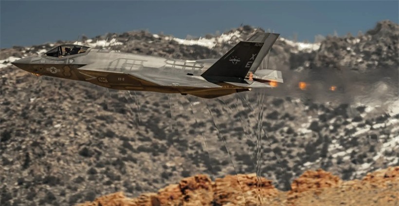 Hình ảnh sóng xung kích bẻ cong ánh sáng quanh F-35C ảnh 2