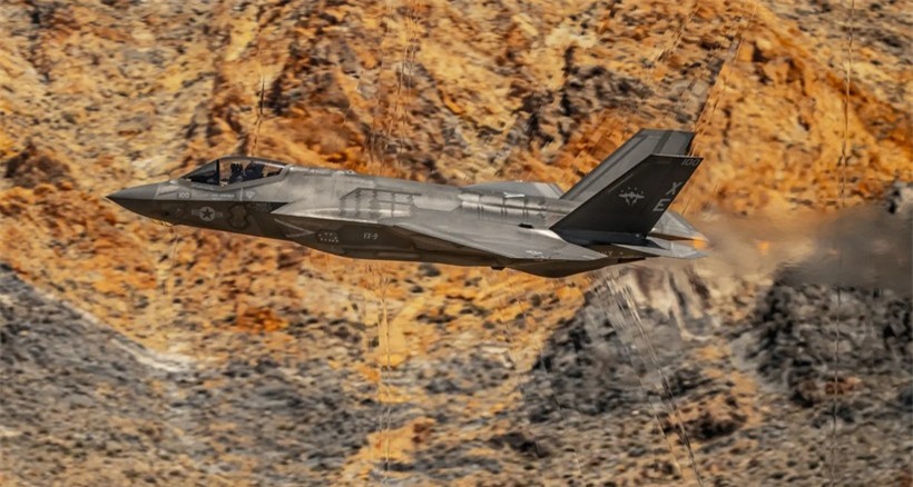 Hình ảnh sóng xung kích bẻ cong ánh sáng quanh F-35C ảnh 3