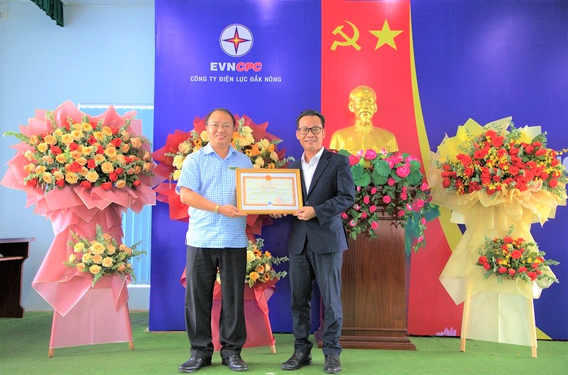 Ông Nguyễn Ngọc Ánh - Giám đốc PC Đắk Nông (bên phải) nhận Bằng khen của Tổng giám đốc BHXH Việt Nam.