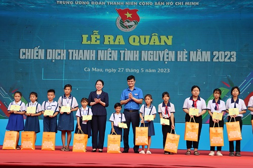 Phó Chủ tịch nước Võ Thị Ánh Xuân dự lễ ra quân chiến dịch Thanh niên tình nguyện hè tại Cà Mau