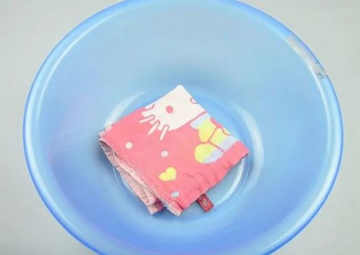 Lấy khăn tắm treo trong phòng trước khi ngủ: Lợi ích tuyệt vời, ai cũng muốn học theo