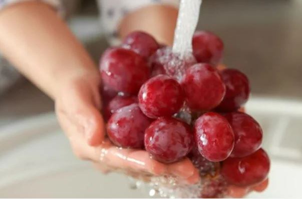 Rửa nho đừng chỉ dùng nước lã: Thêm thứ này mới hết bụi bẩn, côn trùng, yên tâm ăn cả vỏ