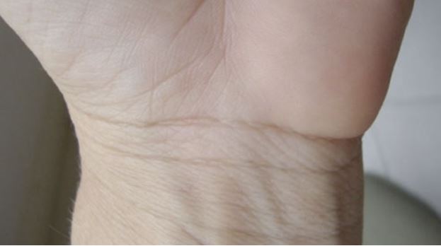 Thầy tử vi chỉ rõ: Nhìn ngấn cổ tay 3 giây biết tương lai bạn thành công hay nghèo khổ?