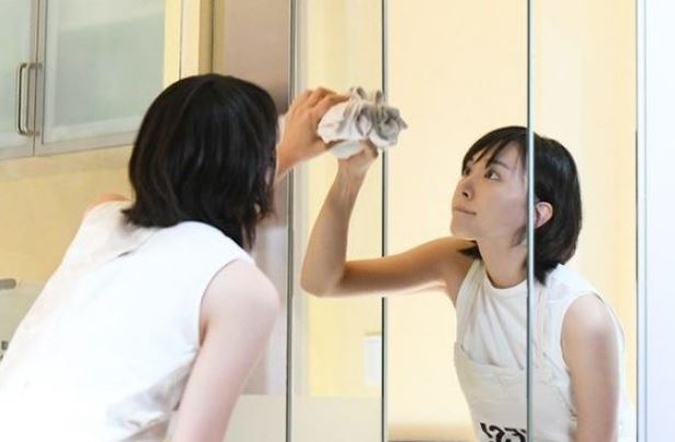 Gương nhà tắm bám bẩn: Pha thứ này vào nước lau một lượt là gương sáng bóng