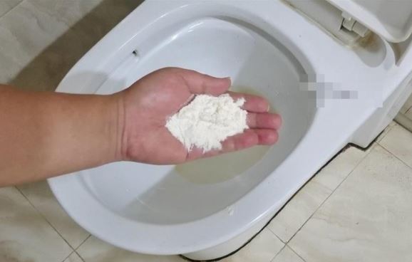 Rắc thứ bột này vào bồn cầu và để qua đêm: Cặn bẩn bong sạch, không tốn công cọ rửa