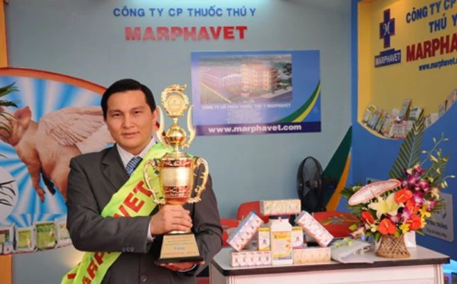 Tiến sĩ Trần Đức Hạnh nhận Cúp vàng thương hiệu tại Hội chợ Quốc tế 2010.