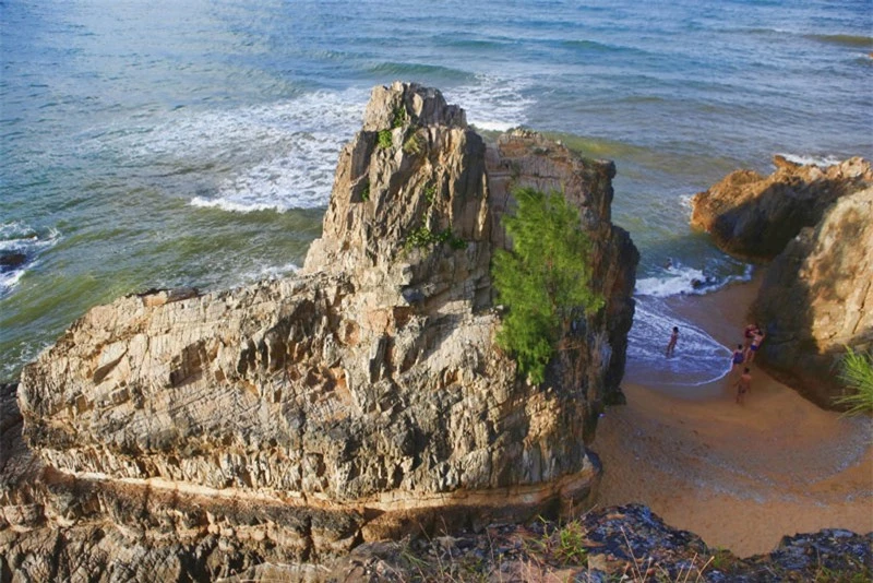Từ trên cao nhìn xuống, bãi tắm đá nhảy Quảng Bình giống như một bức tranh thiên nhiên độc đáo với muôn vàn núi đá hình thù kỳ lạ. Ảnh: Toản Phí.