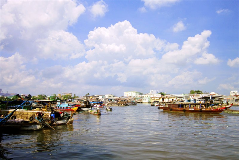 Chợ nổi Cái Răng nằm cách trung tâm thành phố Cần Thơ khoảng 6 km đường bộ và mất 30 phút nếu đi bằng thuyền từ Bến Ninh Kiều. Ảnh: Bùi Thụy Đào Nguyên.