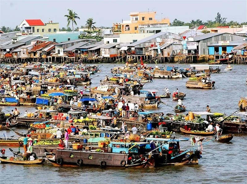 Chợ nổi Cái Răng cũng là chợ đầu mối chuyên mua bán sỉ các loại trái cây, nông sản của vùng. Ảnh: Thoidai.