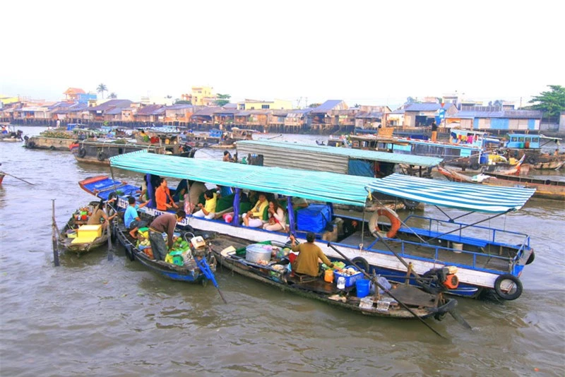 Hòa mình vào không khí nhộn nhịp của buổi chợ, du khách có thể quan sát, tìm hiểu sinh hoạt của nhiều gia đình thương hồ với nhiều thế hệ chung sống trên ghe. Có những chiếc ghe như 