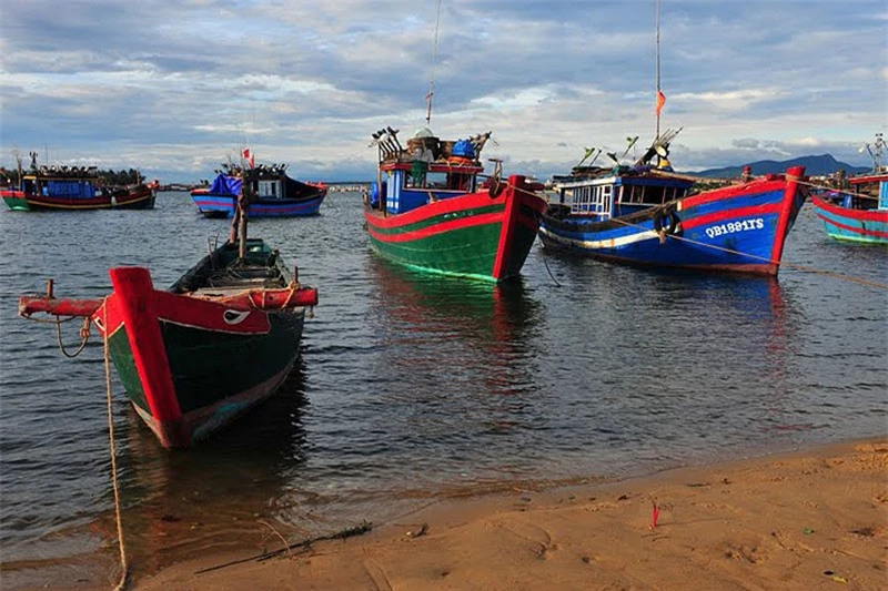 Sông có chiều dài 85 km với hai nhánh chính: sông Long Đại (hay Đại Giang) chảy qua huyện Quảng Ninh và sông Kiến Giang chảy qua huyện Lệ Thủy, gặp nhau ở Trần Xá. Ảnh: Ngo Minh Truc.