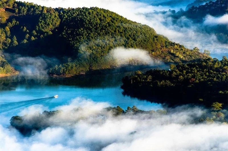 Đây là hồ nước ngọt rộng nhất Ðà Lạt, với diện tích khoảng 320 ha, độ sâu có nơi trên 30m. Ảnh: An Khang.