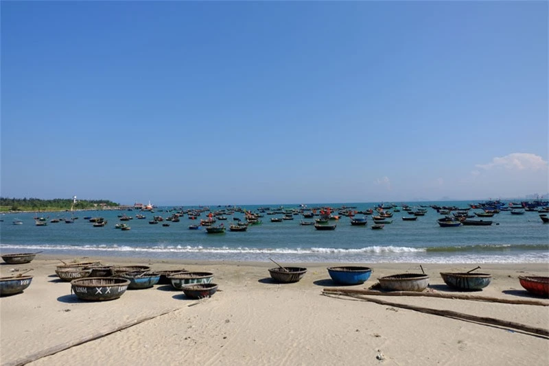 Bãi biển Mỹ Khê có chiều dài 900m, thuộc vào loại nhộn nhịp nhất trong số các bãi tắm của Đà Nẵng. Ảnh: Myha.