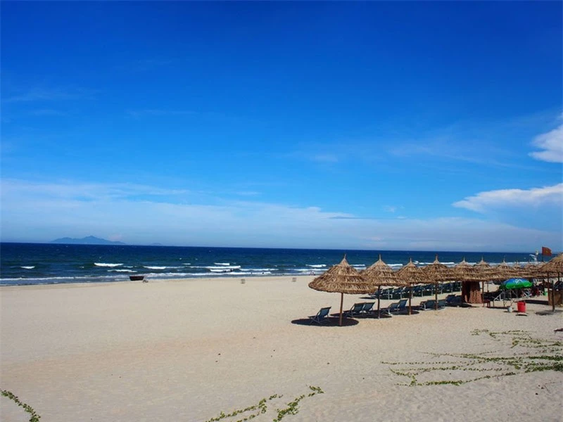 Bãi biển Mỹ Khê nổi tiếng với cát trắng mịn, sóng biển ôn hòa, nước ấm quanh năm cùng hàng dừa thơ mộng, đẹp tuyệt vời bao quanh. Ảnh: JoyceTanKL.