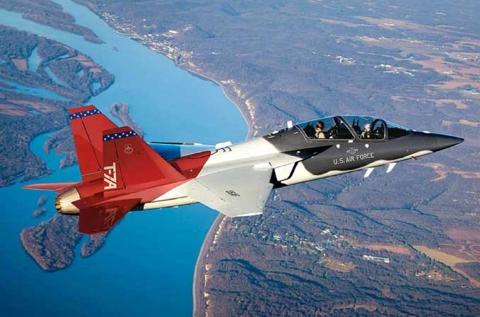 Máy bay huấn luyện T-7 Red Hawk.