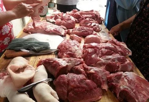 Vì sao người bán hàng dùng giẻ để lau thịt: Rất ít người biết lý do thật sự