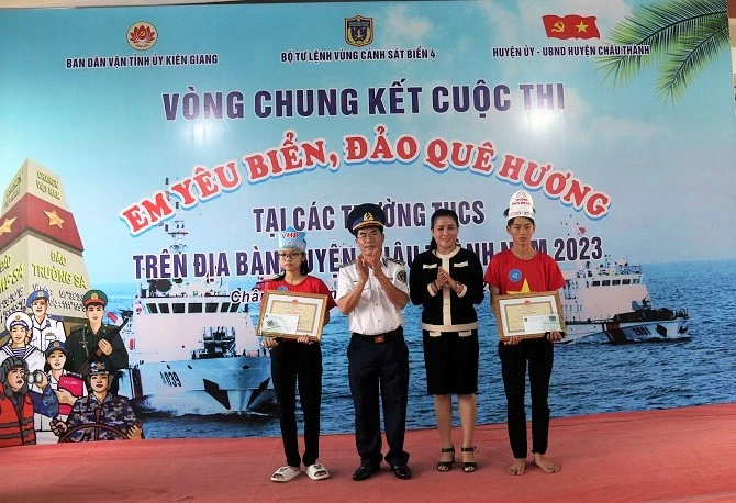 Bộ Tư lệnh Vùng Cảnh sát biển 4 đã trao thưởng cho các cá nhân có thành tích tốt