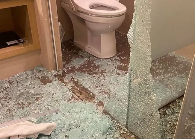 Vì sao nhiều nhà gặp tình trạng vách kính cường lực tự nhiên vỡ vụn?