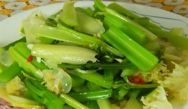 Rau cần tây rất tốt nhưng có 5 nhóm người cần cẩn trọng khi dùng