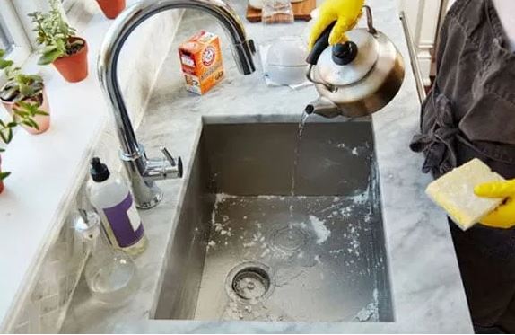 Chậu rửa bát bám bẩn, bốc mùi hôi, dùng ngay nguyên liệu sẵn có trong nhà là sạch thơm