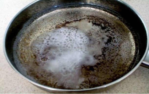 5 mẹo giúp đánh bay vết bẩn trên nồi sau khi nấu kẹo, thắng đường